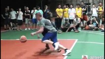 Ce jeune basketteur enchaine les feintes... Impressionnant