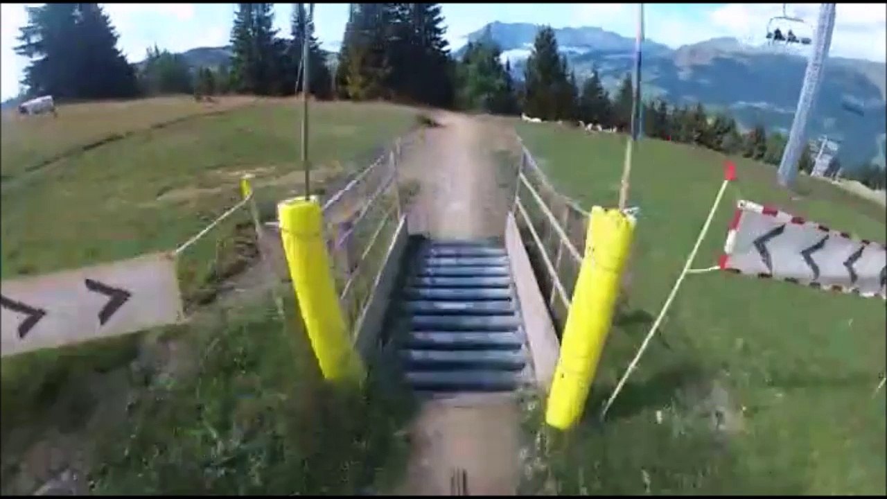 Il va sauter une vache en VTT... Dingue