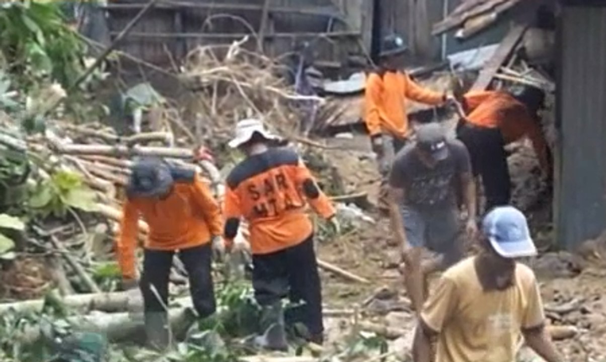 Tanggul Sungai Irigasi Wadaslintang Jebol
