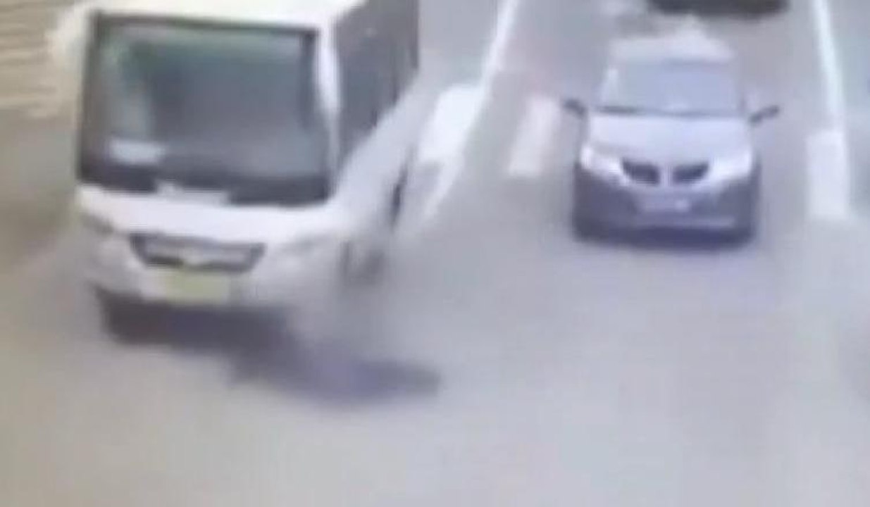 Feci kaza kamerada: Motosikletli, otobüsün altında kaldı