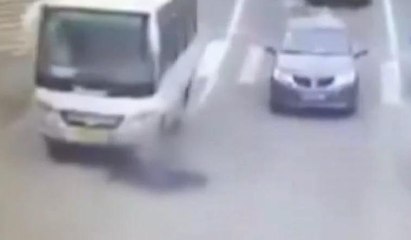 Feci kaza kamerada: Motosikletli, otobüsün altında kaldı