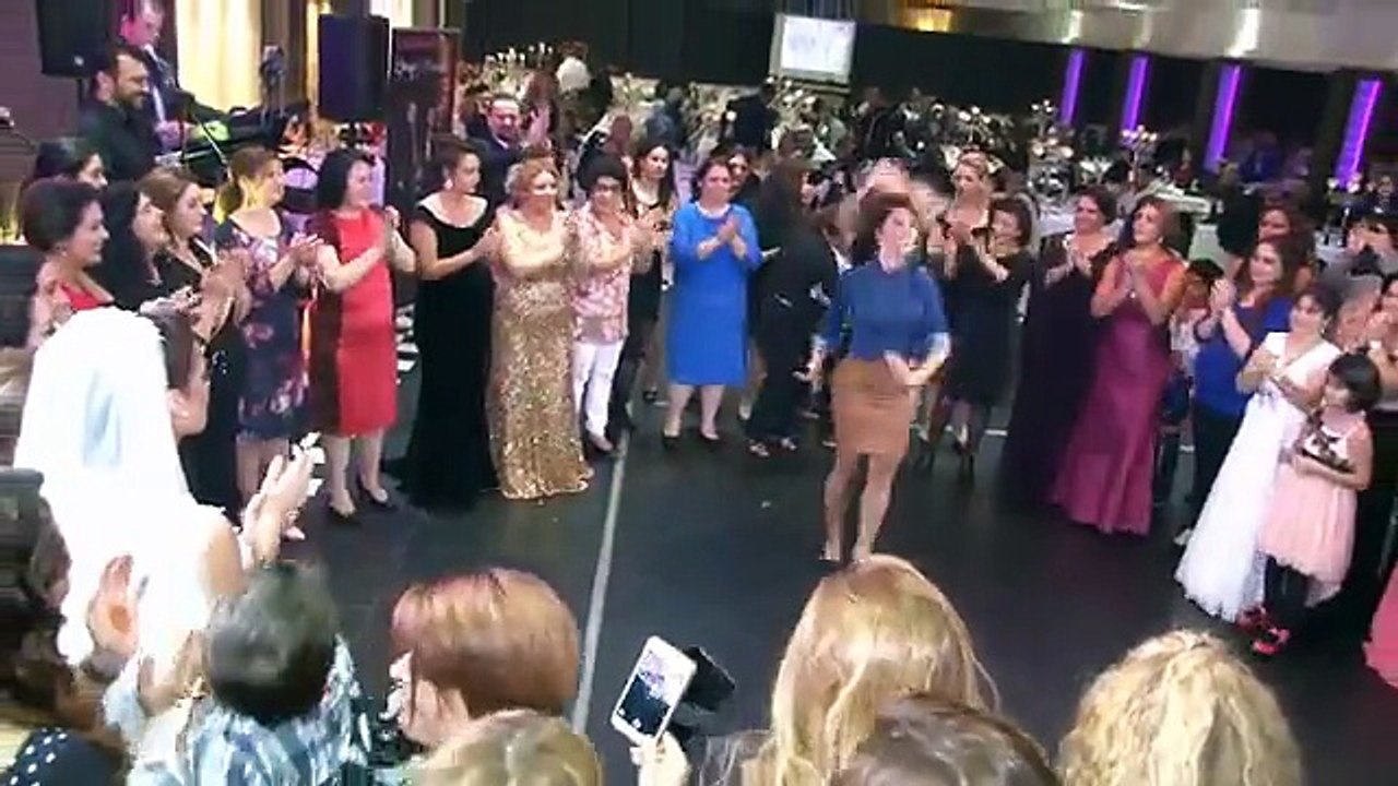 Askush nuk e sheh më nusen, madje as dhëndri, ja si e dridh mysafirja