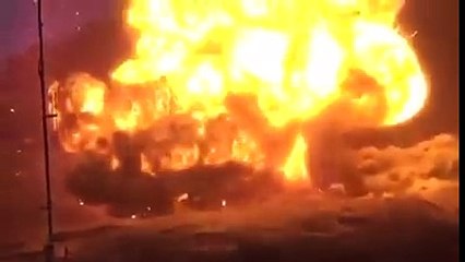 Un habitant filme l'explosion des bombes Moab sur le sol en Afghanistan.