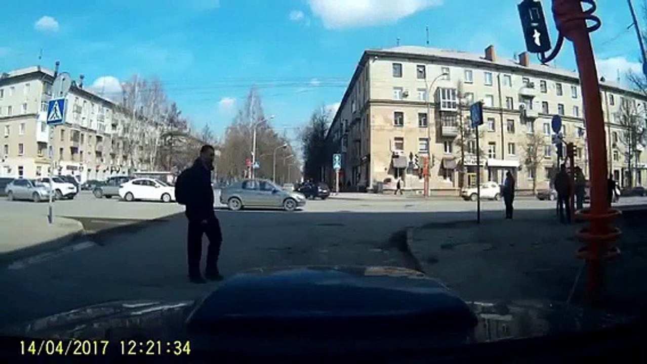 Man Fixes Traffic Light With A Stick
