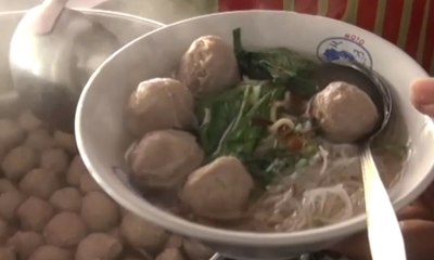 Bentuk Sedekah, Penjual Bakso Ini Gratiskan Jualannya