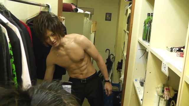 細マッチョ,名古屋ホストクラブ社長,腹筋,筋トレ