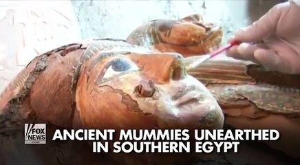 Скачать видео: Ancient mummies unearthed in Egyptian tombs