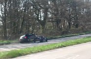 Une Peugeot 206 se fait couper la route par une Morgan 4/4.