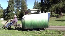 Il dit qu’il vit dans cette minuscule caravane. Mais lorsqu’il montre l’intérieur, c’est juste génial !