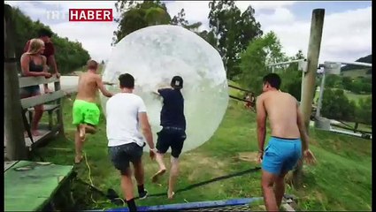 Zorbing topuyla işe giden adam