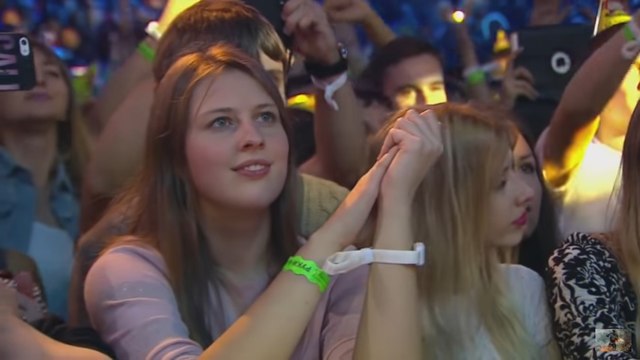 Ищем девушку из зрительного зала с концерта группы Руки Вверх . FindFace