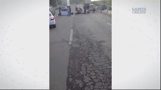 Moradores protestam na Rodovia do Contorno