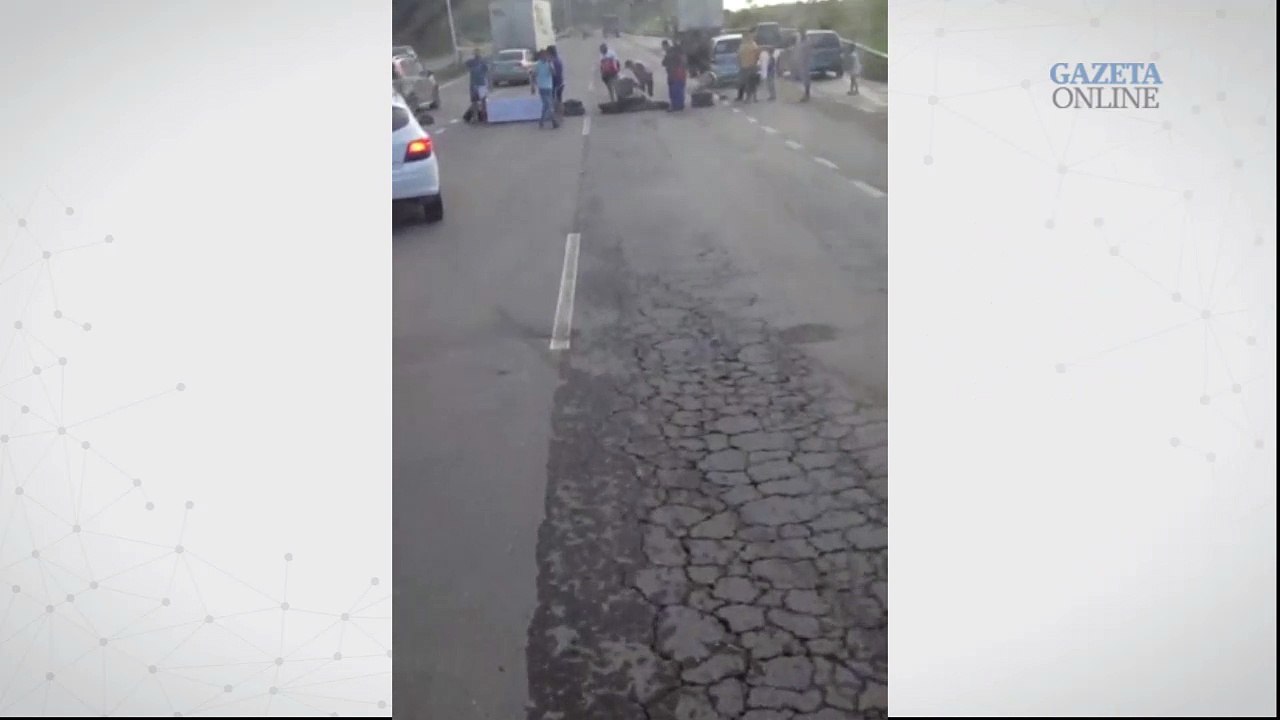 Moradores protestam na Rodovia do Contorno