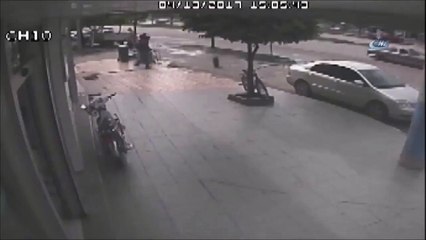 Quand une roue de voiture fini sa course folle dans une pharmacie