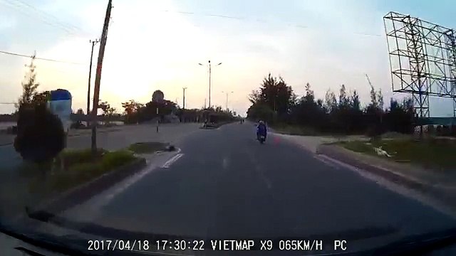 Cảnh sát truy đuổi 10km, bắt sống tên cướp như phim hành động