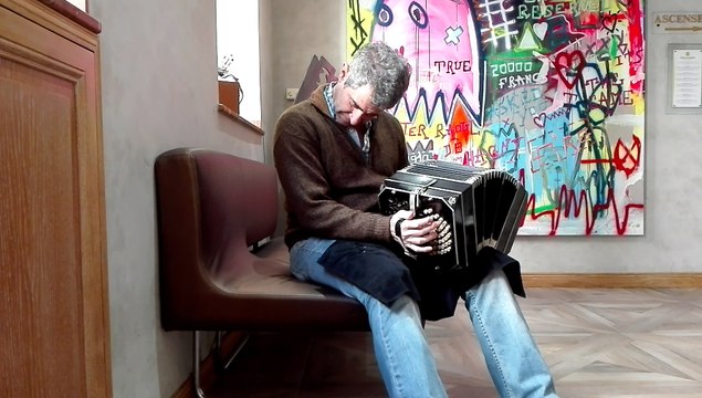 Pablo Mainetti interprète Adios Nonino d'Astor Piazzolla avant son passage à l'opéra de Toulon