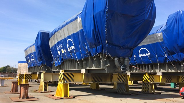 Chargement délicat d'un moteur Man diesel de 320 tonnes