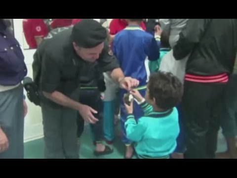 Ragusa - Polizia e Cri donano una barca di giocattoli ai bimbi migranti (20.04.17)