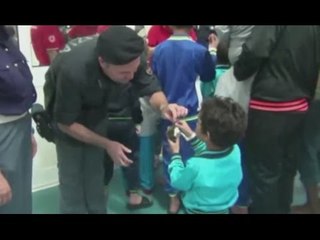 Ragusa - Polizia e Cri donano una "barca" di giocattoli ai bimbi migranti (20.04.17)