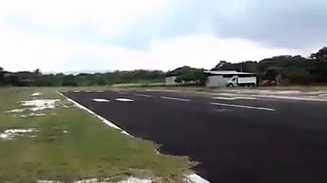 Regardez comment ce pilote va poser son avion de tourisme... Extreme