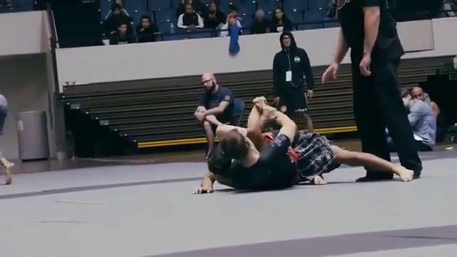 Ce combattant de Ju-jitsu brise le bras de son adversaire en plein combat