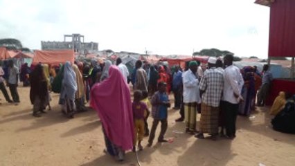 Somali'de Halk Açlık Sebebiyle Göç Ediyor