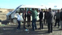 Yolcu Otobüsü Tıra Çarptı; 8 Yaralı