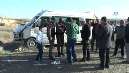 Yolcu Otobüsü Tıra Çarptı; 8 Yaralı