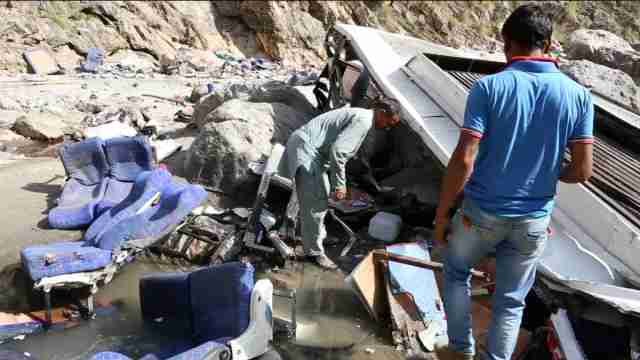 Un accidente de autobús en la India deja 47 los muertos al caer por un barranco