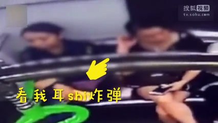 2女子地铁内上演真人版“街头霸王”