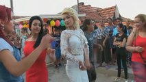 Roman düğününde kızlardan kalça dansları - Gypsy dances