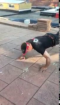 Un homme fait des pompes incroyables