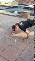 Un homme fait des pompes incroyables