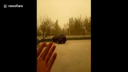 Powerful sandstorm hits northwestern China