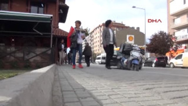 Eskişehir Referandumun Iptali Için Ankara'ya Yürüyen Doktor, Bozüyük'e Geldi