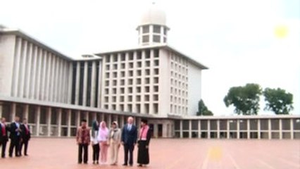 ABD Başkan Yardımcısı Pence, Istiklal Camii'ni Gezdi