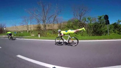 Il se met en mode Superman en vélo et dépasse tous ses adversaires