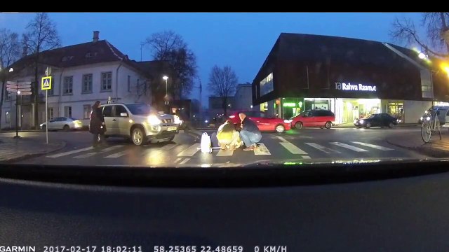 Un bon samaritain aide une mamie à traverser une route