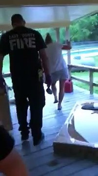 Elle se coince le bras dans les toilettes en essayant de les déboucher