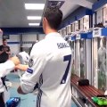 A receção de Cristiano Ronaldo no balneário depois do hat-trick ao Bayer