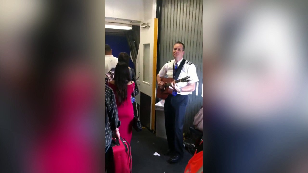 Un pilote d'avion fait un super accueil à ses passagers !