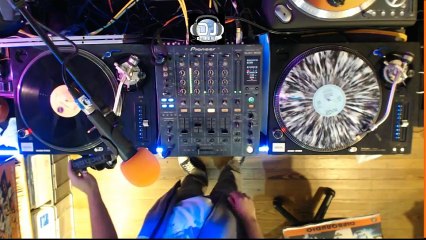 JUEVES esperando la carroza