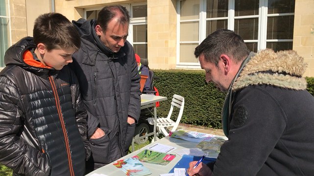 Premier jour de distribution de pontes d'insectes : les jardiniers amateurs au rendez-vous