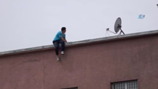 İntihar Etmek İçin Hastane Çatısına Çıkan Genci Polis ve Hastane Çalışanları İkna Etti