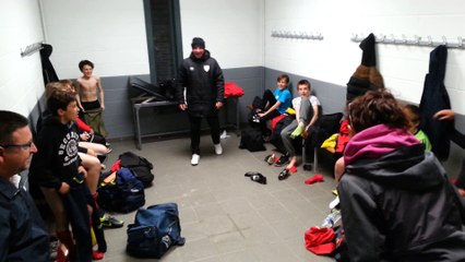 Les U13 de Mickaël fêtant la victoire à Mouvaux avec les mamans qui déchirent