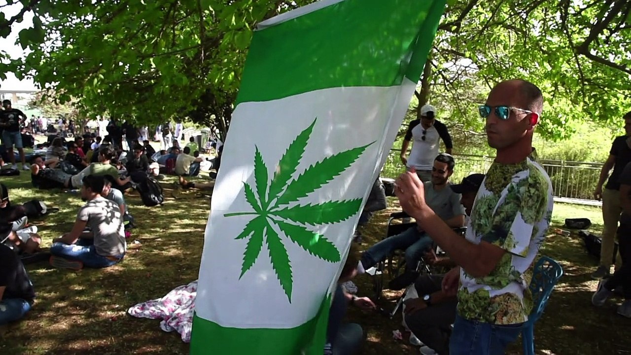 ‘Saindo do armário da maconha’
