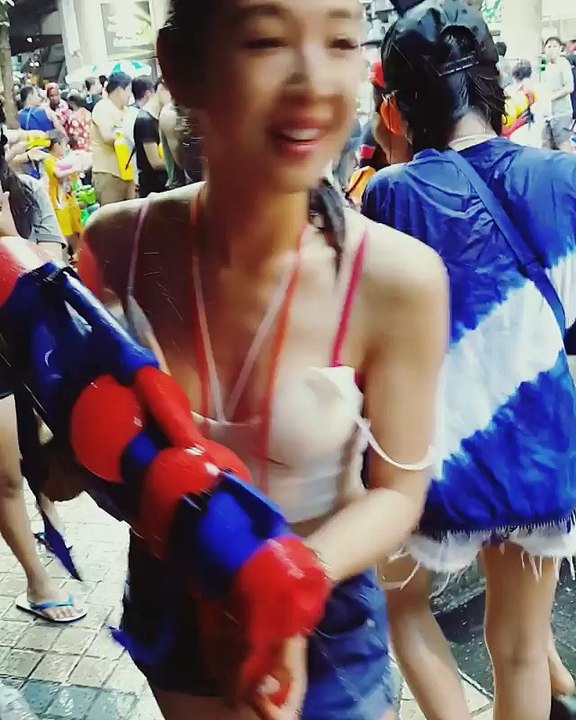 正妹街頭被水槍射到成身濕曬
