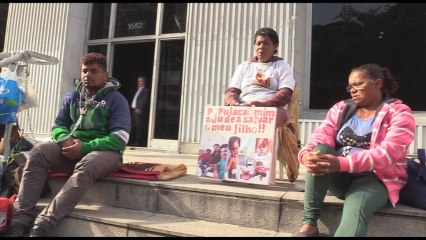 Brasileño se encadena para pedir cirugía en el exterior para su pequeño hijo