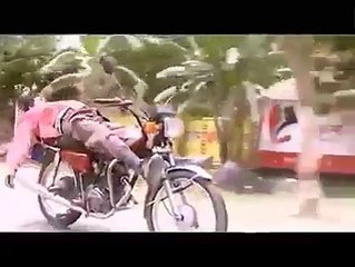 দেখুন আজব কান্ড !গোসল,পায়খানা, খাওয়া-দাওয়া সবই মোটরসাইকেল এ...!!