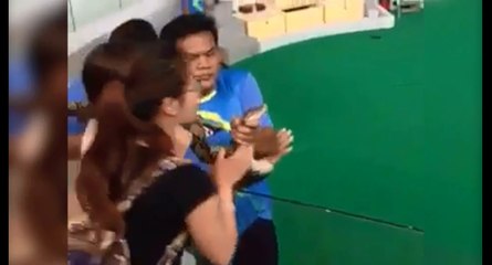 Une fille veut embrasser un python mai rien ne se passe comme prévue.